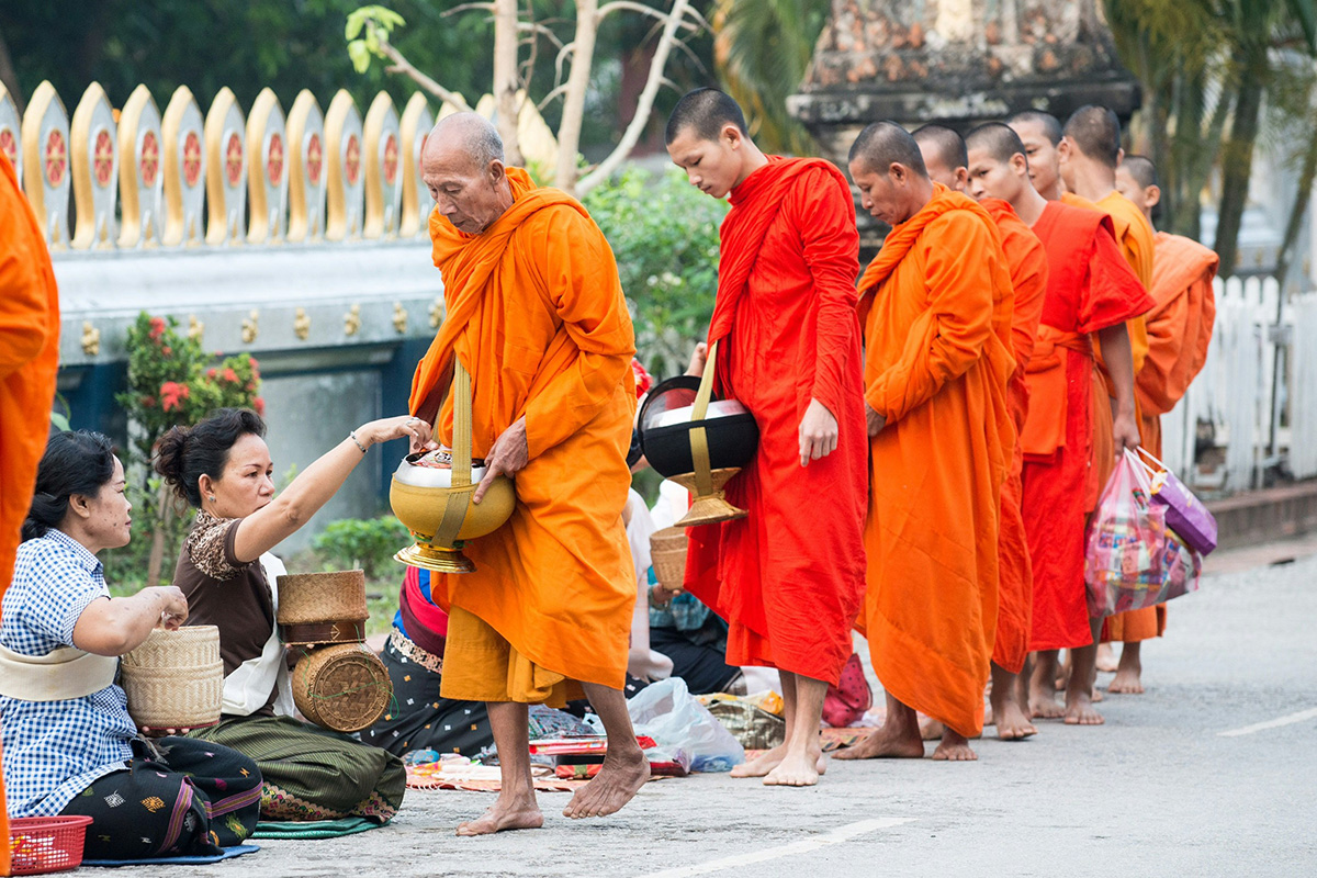 Un itinéraire tour du monde est l'occasion de s'imprégner des cultures étrangères, comme le Tak Bat au Laos